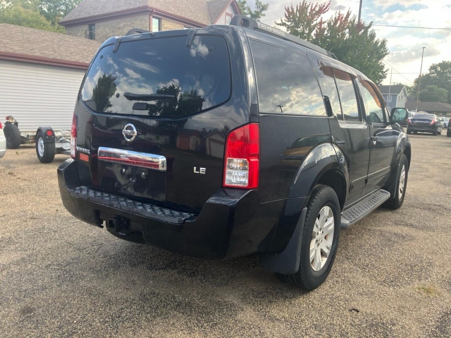 2006 BLACK NISSAN PATHFINDER LE (5N1AR18W86C) with an 4.0L engine, Automatic transmission, located at 1708 Broadway, Rockford, IL, 61104, (815) 397-5010, 42.252522, -89.069359- Photo#2