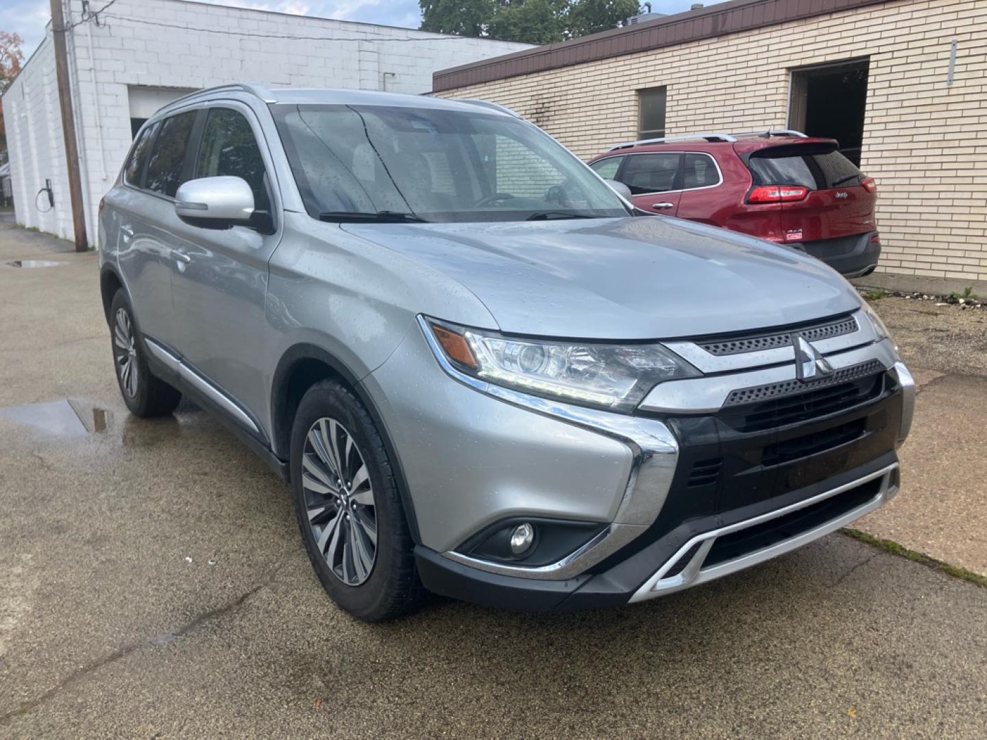 2020 SILVER MITSUBISHI OUTLANDER SE (JA4AZ3A32LZ) with an 2.4L engine, Automatic transmission, located at 1708 Broadway, Rockford, IL, 61104, (815) 397-5010, 42.252522, -89.069359- Photo#1