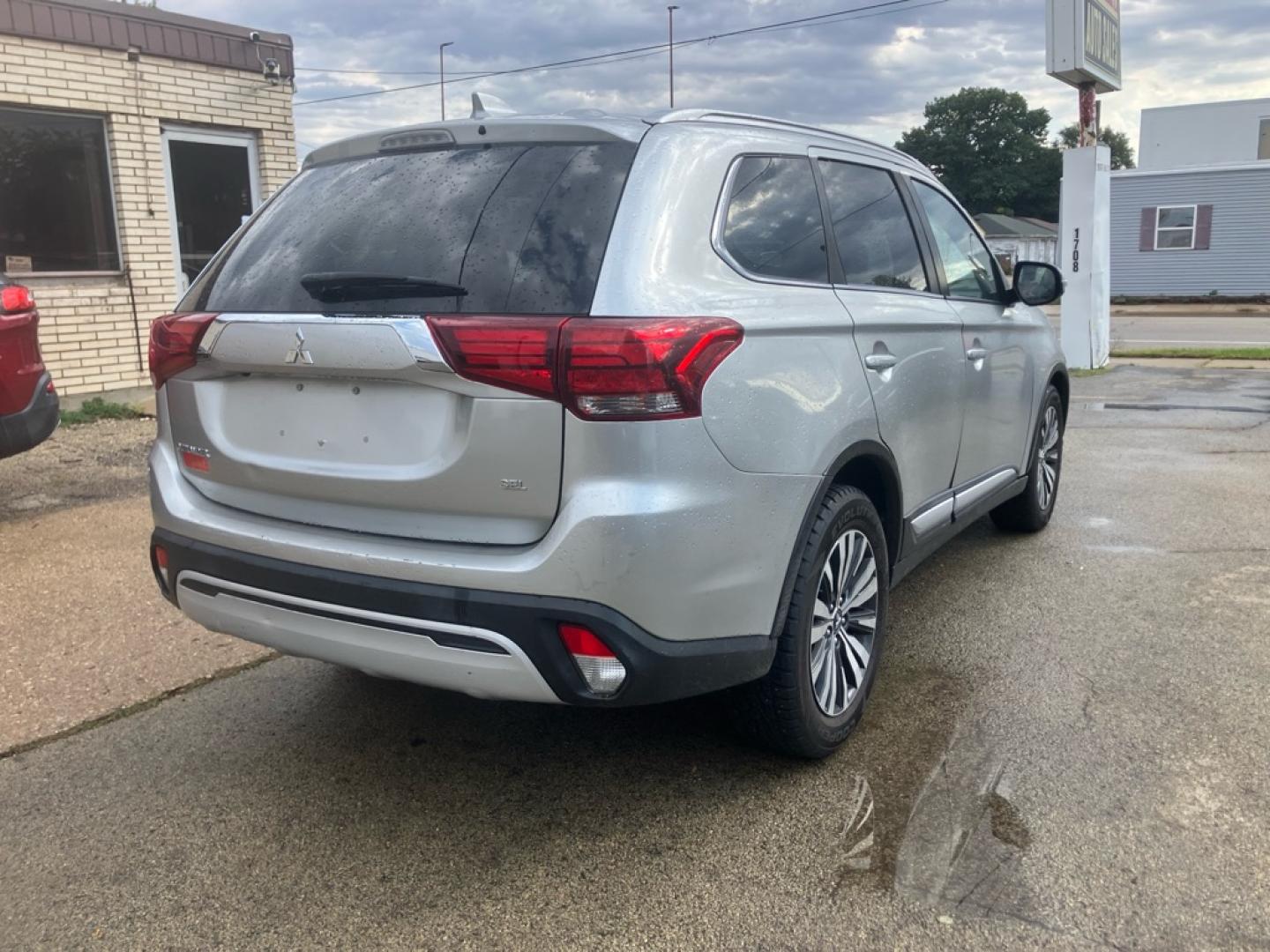 2020 SILVER MITSUBISHI OUTLANDER SE (JA4AZ3A32LZ) with an 2.4L engine, Automatic transmission, located at 1708 Broadway, Rockford, IL, 61104, (815) 397-5010, 42.252522, -89.069359- Photo#2