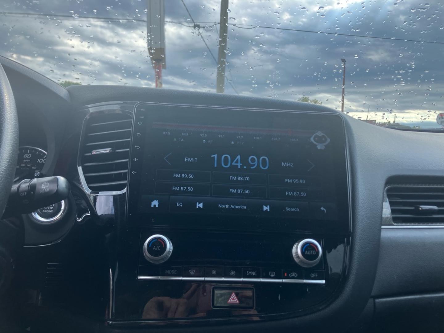2020 SILVER MITSUBISHI OUTLANDER SE (JA4AZ3A32LZ) with an 2.4L engine, Automatic transmission, located at 1708 Broadway, Rockford, IL, 61104, (815) 397-5010, 42.252522, -89.069359- Photo#9