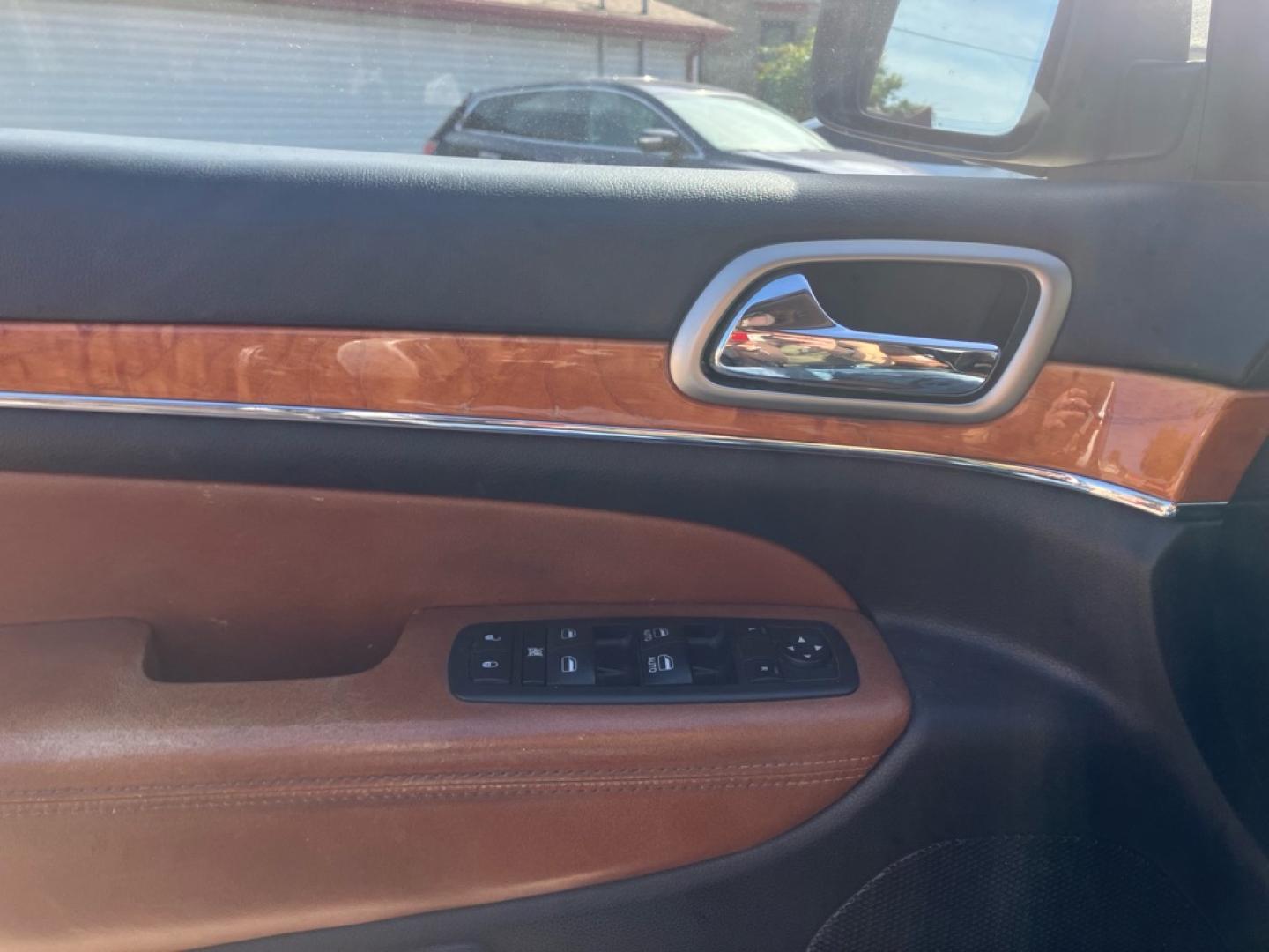 2011 GRAY JEEP GRAND CHEROKEE OVERLAND (1J4RR6GG5BC) with an 3.6L engine, Automatic transmission, located at 1708 Broadway, Rockford, IL, 61104, (815) 397-5010, 42.252522, -89.069359- Photo#6