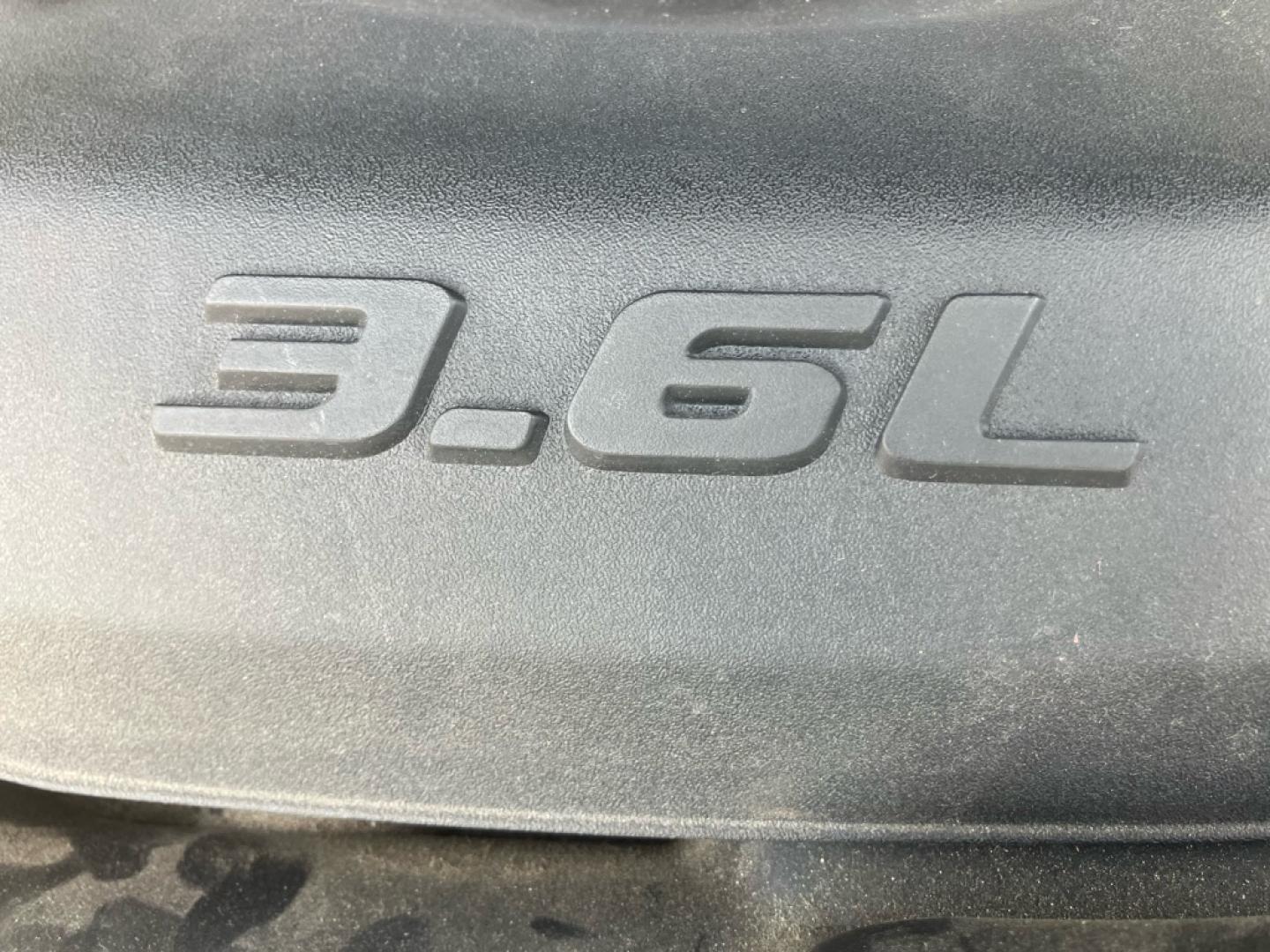 2011 GRAY JEEP GRAND CHEROKEE OVERLAND (1J4RR6GG5BC) with an 3.6L engine, Automatic transmission, located at 1708 Broadway, Rockford, IL, 61104, (815) 397-5010, 42.252522, -89.069359- Photo#9