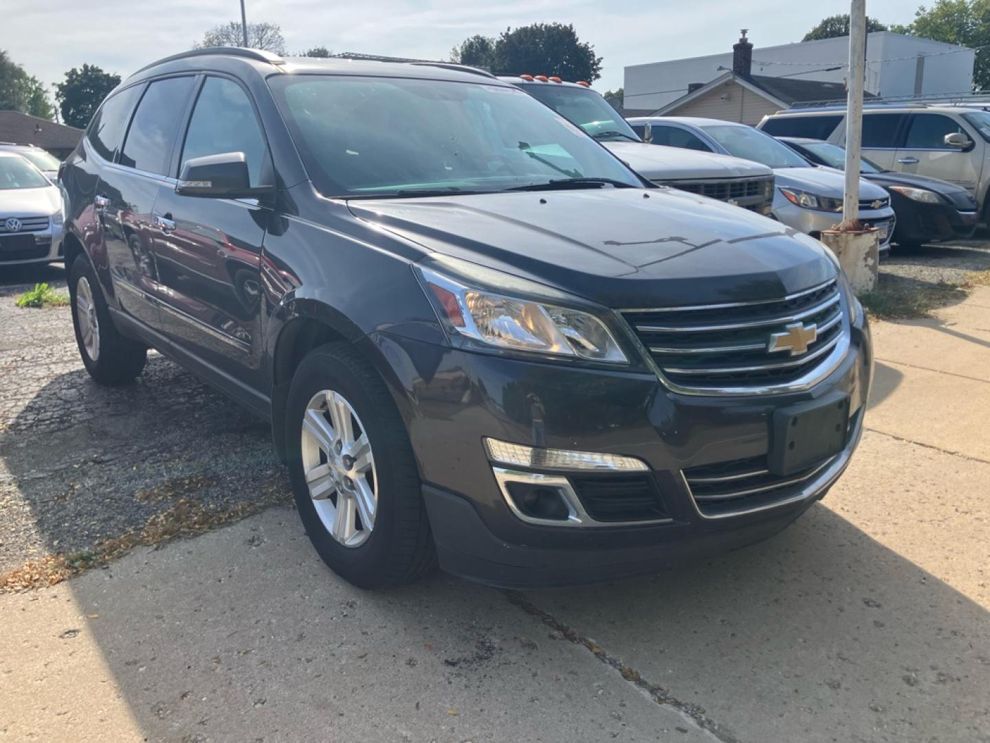 2014 GRAY CHEVROLET TRAVERSE LT (1GNKVGKD4EJ) with an 3.6L engine, Automatic transmission, located at 1708 Broadway, Rockford, IL, 61104, (815) 397-5010, 42.252522, -89.069359- Photo#1